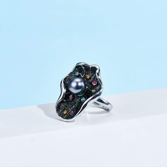 Flower-Shaped Statement Ring with Black Petals and Grey Faux Pearl - Picture 6 of 7